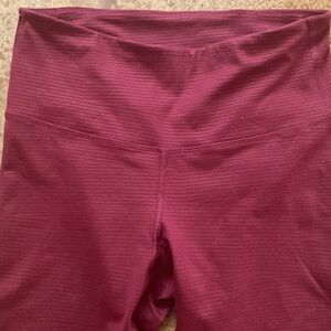 Old Navy Acive Elevate Go Dry‎ 7/8 burgundy wine red stripped leggings